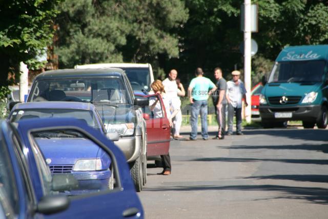 Maşini oprite pe strada Mitropoliei