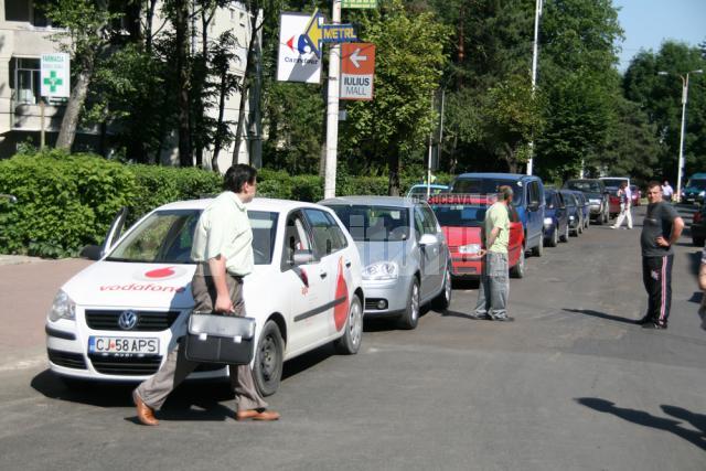 Maşini oprite pe strada Mitropoliei