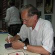 Constantin Severin oferind autografe cititorilor