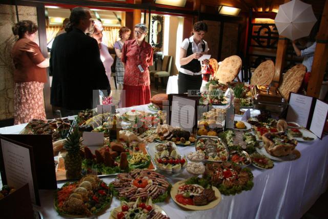 Curs de formare: Expoziţie de preparate culinare realizată de 24 de bucătari, la „Vama Veche”