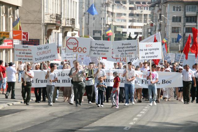 Sâmbătă: Circa 1.500 de suceveni şi-au strigat „amarul şi oful”, în faţa Prefecturii Suceava