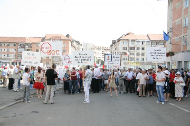 Sâmbătă: Circa 1.500 de suceveni şi-au strigat „amarul şi oful”, în faţa Prefecturii Suceava