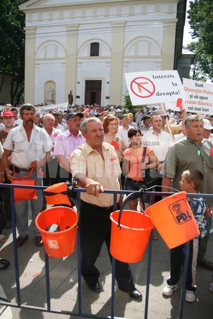 Sâmbătă: Circa 1.500 de suceveni şi-au strigat „amarul şi oful”, în faţa Prefecturii Suceava