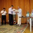 Primarul Ioan Pavăl înmânându-i Diploma de excelenţă criticului de artă ieşean Valentin Ciucă