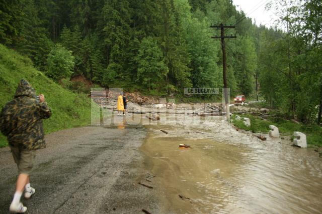 În comuna Ciocăneşti, apele ieşite din matcă au blocat inclusiv DN 18, care face legătura cu Cârlibaba