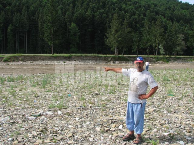 Mircea Covaci arătând locul în care a descoperit femurul de mamut