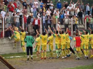 Jucătorii de la Foresta Mălini salută publicul după o performanţă istorică. Foto: Dan Filipciuc