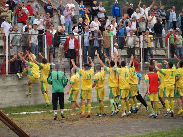 Jucătorii de la Foresta Mălini salută publicul după o performanţă istorică. Foto: Dan Filipciuc