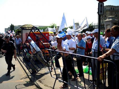 Mii de oameni protestează la Palatul Parlamentului. Foto: MEDIAFAX