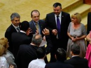 Premierul Emil Boc discută cu parlamentarii PD-L, la Parlament. Foto: MEDIAFAX