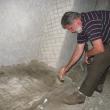 Arheologul Florin Hău curăţând lespedea de mormânt