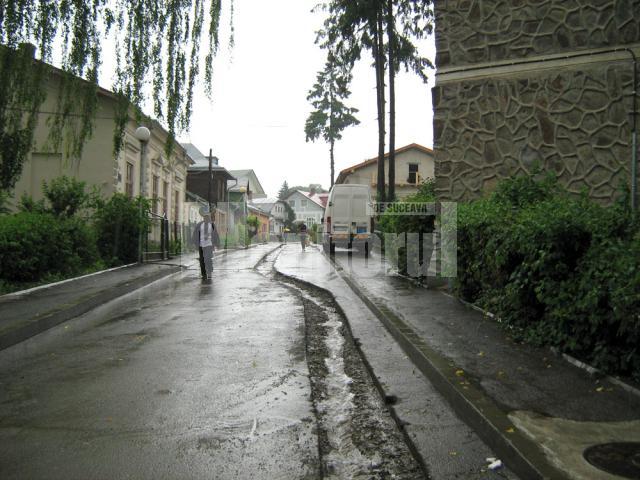 Betonul turnat peste şanţul care străbate strada dintr-un capăt în altul a fost spălat în întregime de prima ploaie