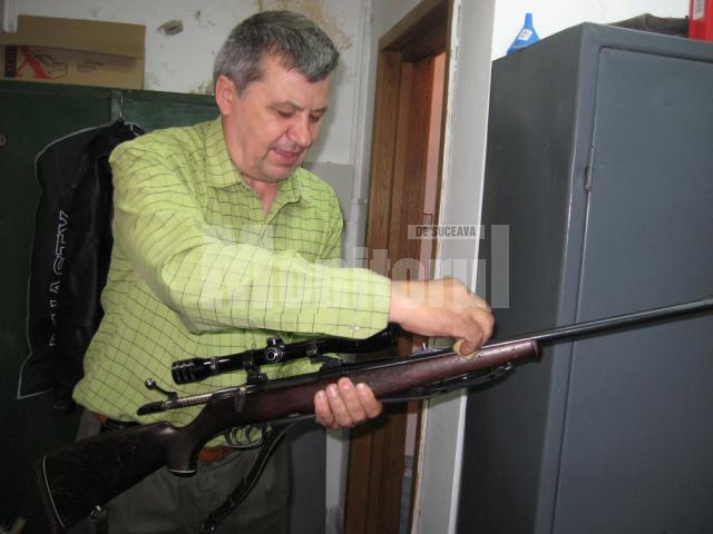 Gheorghe Botoşan, cu o arma similară celei cu care vânează Schulz