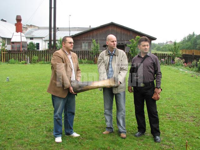 Bogdan Niculică, George Burac şi Cristi Păduraru cu relicva fosilă preluată pentru muzeul sucevean