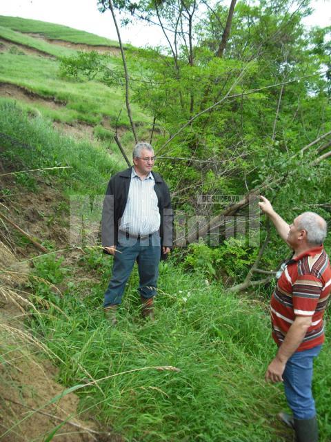 Alertat de pericolul care îi pândeşte pe locuitorii de la baza versantului, primarul Sucevei, Ion Lungu, a făcut ieri o vizionare în teren