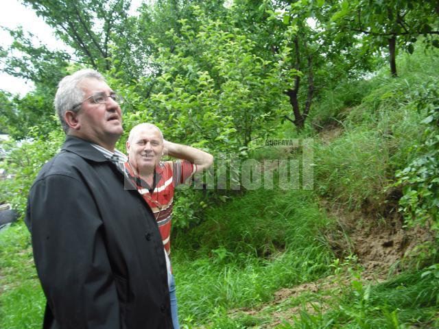 Primarul Sucevei, ingrijorat ca dealul se prabuseste peste casele oamenilor
