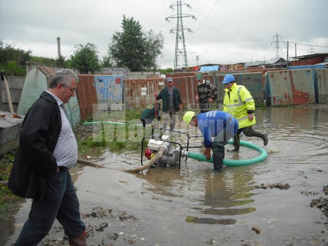 Primarul Sucevei a verificat personal ca apele ce au inundat Bazarul sa fie scoase cat mai rapid