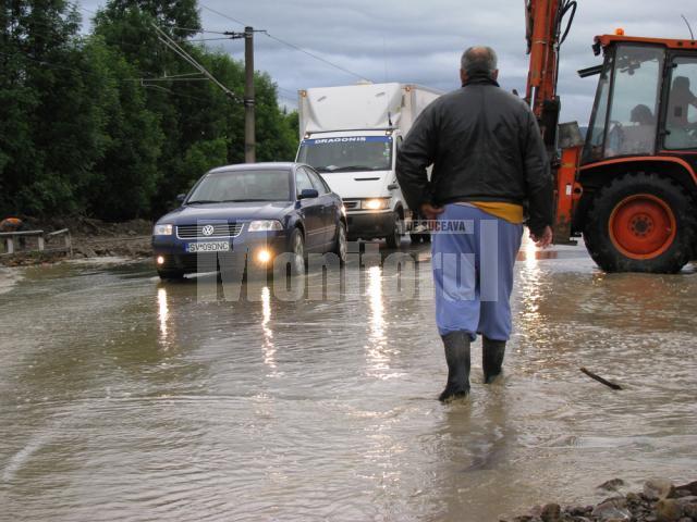 Probleme: Blocaje pe DN 17 şi pe calea ferată, după „potopul” de luni noapte