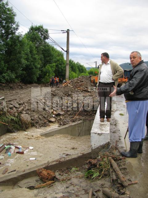 Probleme: Blocaje pe DN 17 şi pe calea ferată, după „potopul” de luni noapte