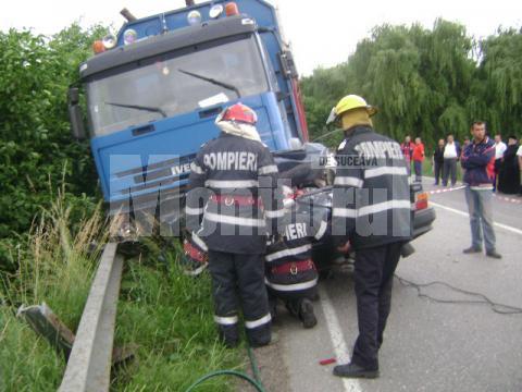 Accident groaznic: Şoferul unei Dacii, sfârtecat sub roţile unui camion