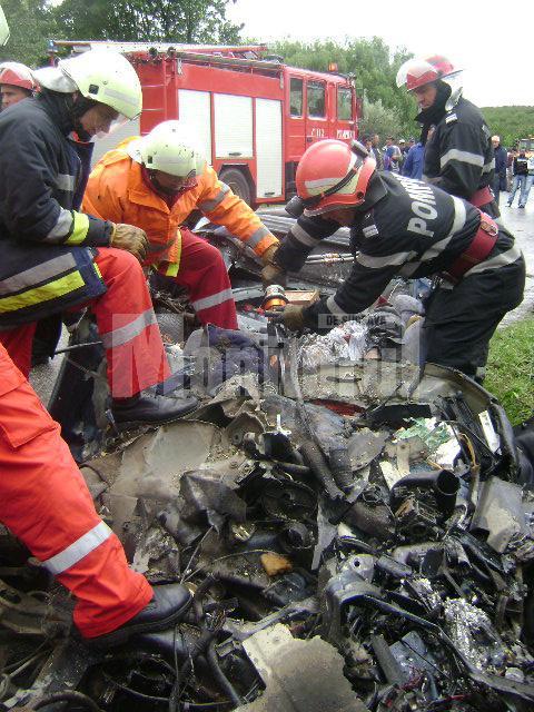 Accident groaznic: Şoferul unei Dacii, sfârtecat sub roţile unui camion