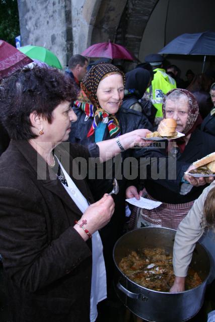 Tradiţie de familie: 5.000 de sarmale şi 5.000 de sticle de apă minerală împărţite de primarul Sucevei