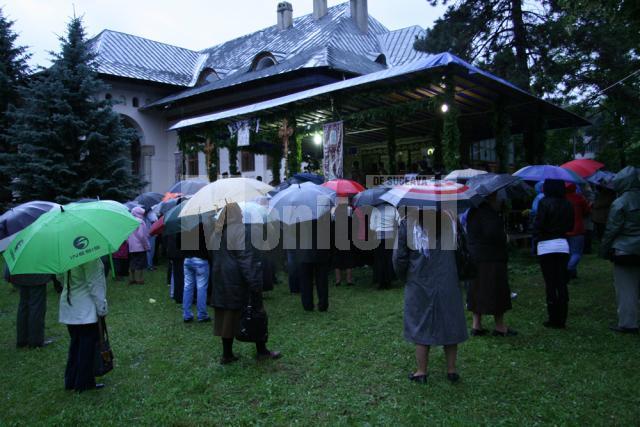 În ciuda frigului şi ploii: Circa 2.000 de pelerini, prezenţi ieri la Mănăstirea Sf. Ioan cel Nou
