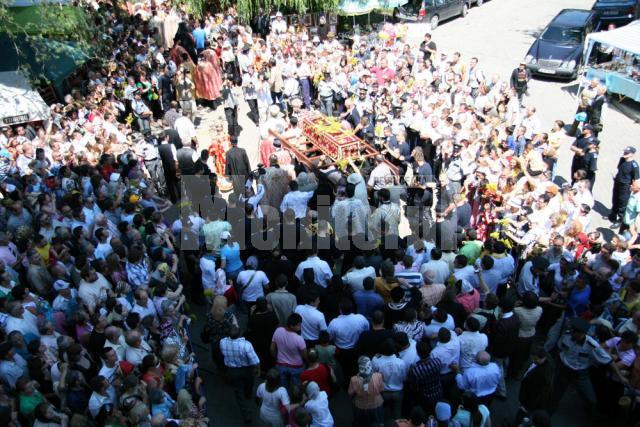 Procesiune cu sfintele moaşte prin oraş