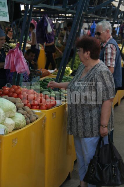 Comercianţi de legume şi fructe au fost amendaţi pentru că nu foloseau case de marcat