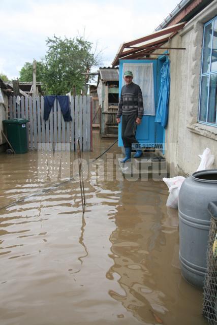 Inundaţii: Apa s-a războit iar cu oamenii din Boroaia şi Ulma