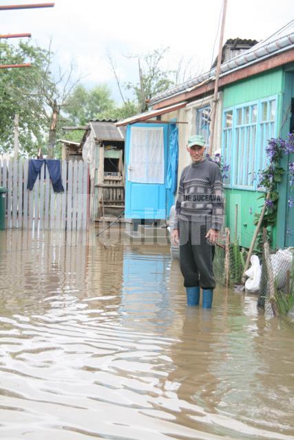 Inundaţii: Apa s-a războit iar cu oamenii din Boroaia şi Ulma