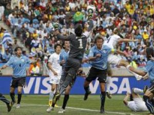 Selecţionata Uruguayului a învins, sâmbătă, pe stadionul Porth Elizabeth, cu scorul de 2-1 (1-0), selecţionata Coreei de Sud