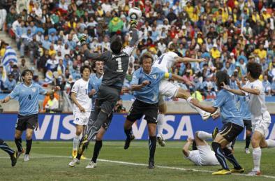 Selecţionata Uruguayului a învins, sâmbătă, pe stadionul Porth Elizabeth, cu scorul de 2-1 (1-0), selecţionata Coreei de Sud