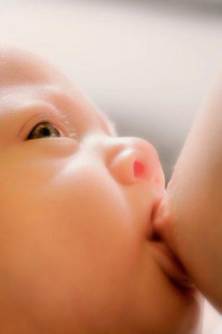 Bebeluşii alăptaţi prezintă riscuri considerabil reduse de infecţii respiratorii şi gastrointestinale. Foto: ALAMY