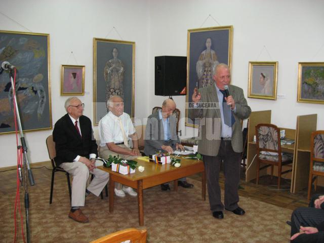 Ion Drăguşanul prezentând una din cărţile lansate