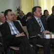 Vicepreşedintele CJ Vasile Ilie pregătit să înmâneze unui sărbătorit pachetul de cărţi cu trandafir alb