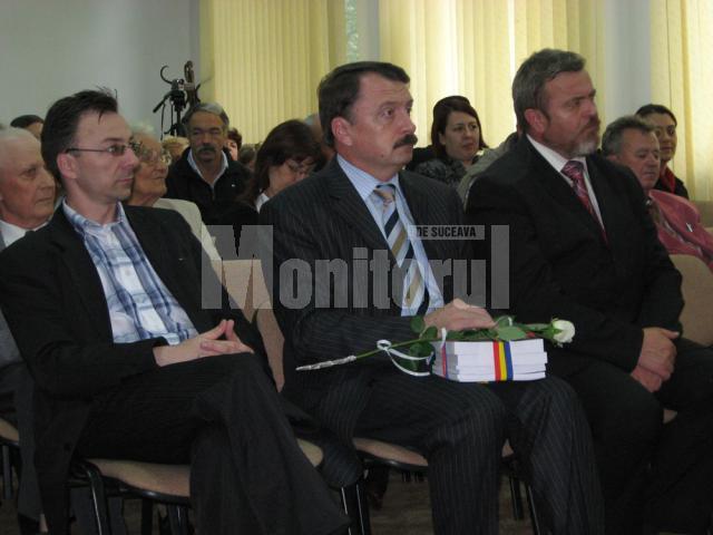 Vicepreşedintele CJ Vasile Ilie pregătit să înmâneze unui sărbătorit pachetul de cărţi cu trandafir alb