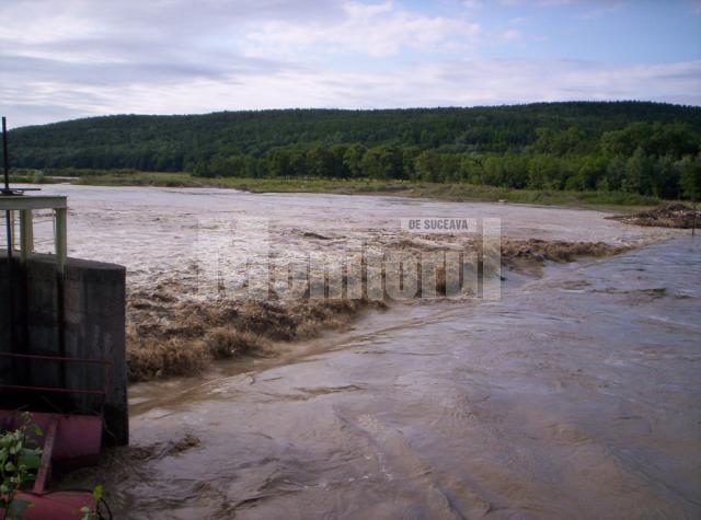 Apele râului Moldova au „măturat” digul de protecţie a staţie de captare Baia III