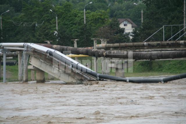 Două conducte de apă potabilă de peste râul Suceava, din zona Bazarului, au fost afectate în noaptea de luni spre marţi de viituri