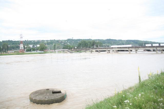 Pagube: Conductele de apă potabilă de peste râul Suceava, avariate de viitură