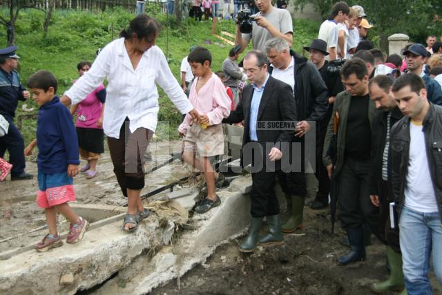 Inundaţii: Premierul Emil Boc a promis ajutor pentru sinistraţi