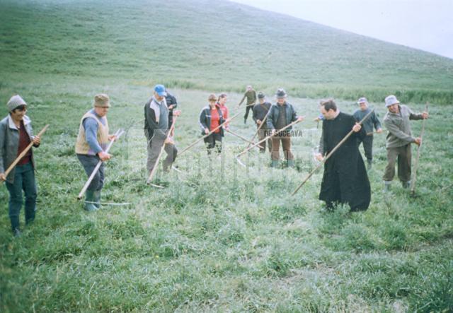 Sătenii din Ilişeşti, la muncă împreună cu preotul paroh Dănuţ Popovici