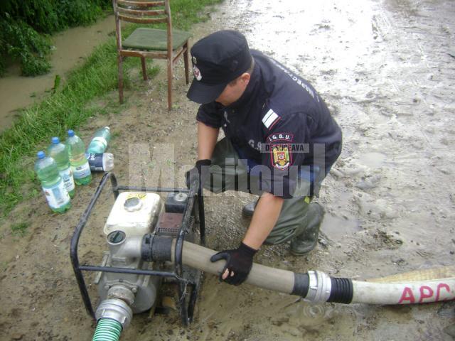Peste 130 de pompieri, de la cinci inspectorate pentru situaţii de urgenţă din ţară, au ajuns la Suceava