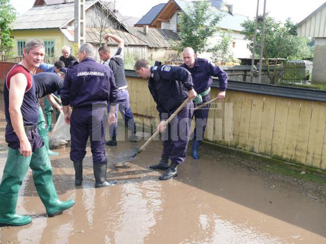 Peste 100 de jandarmii muncesc de cinci zile în localităţi inundate