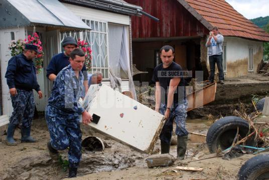 Peste 100 de jandarmii muncesc de cinci zile în localităţi inundate