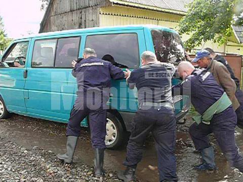 Peste 100 de jandarmii muncesc de cinci zile în localităţi inundate