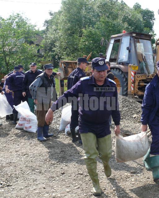 Peste 100 de jandarmii muncesc de cinci zile în localităţi inundate