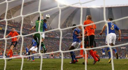 Reprezentativa Olandei a învins, ieri, cu scorul de 2-1 (0-1), selecţionata Braziliei