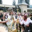 La mormântul lui Ştefan cel Mare: Aproape o mie de credincioşi, prezenţi ieri la Mănăstirea Putna