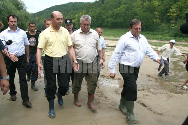 Traian Băsescu împreună cu Ion Lungu şi Gheorghe Flutur, în zona calamitată Pătrăuţi